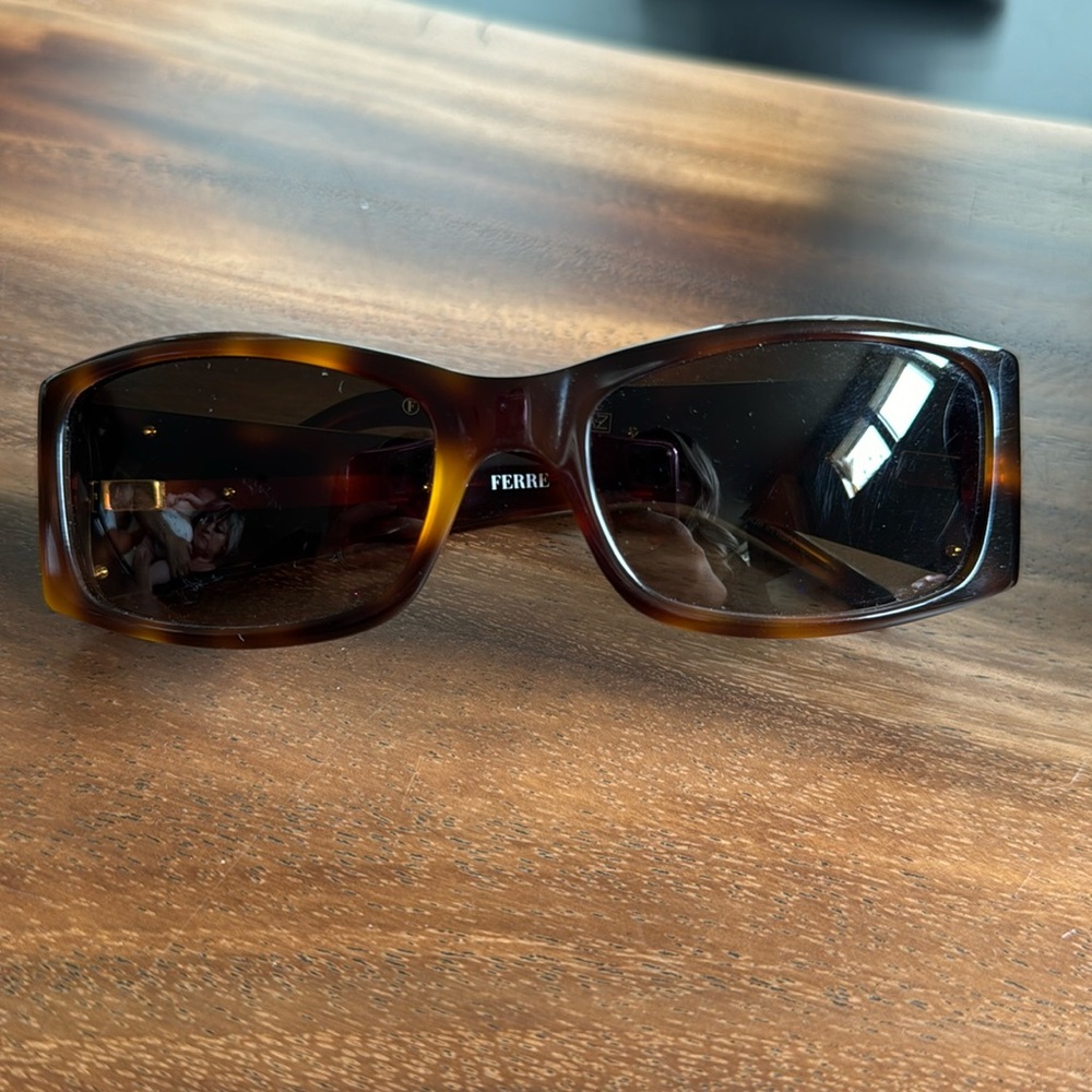 Vintage Ferre sunglasses GF81402 scratched on the lens and on the sides